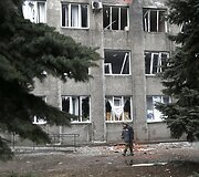 Debalcevės mieste artilerijos sviedinių sporgimų apgadintas pastas, kuris buvo naudojamas kaip evakuacijos centras.