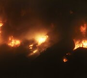 Dega nuo bėgių nulėkusios naftos cisternos 