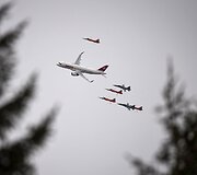 &Scaron;veicarijos oro pajėgų akrobatų komandos &bdquo;Patrouille Suisse&ldquo; lydimas lėktuvas &bdquo;Airbus A320&ldquo; 
