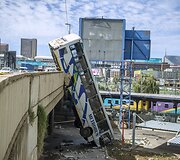Johanesburge nuo tilto nulėkęs autobusas 