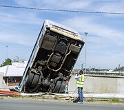 Johanesburge nuo tilto nulėkęs autobusas 