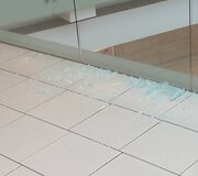 Prekybos centre &bdquo;Europa&ldquo; sudužo stiklo konstrukcija, sumontuota prie laiptų turėklo.