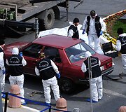 Tikrinamas susisprogdinti grasinusio vyro automobilis