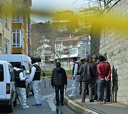 Tyrėjai prie JAV konsulato Turkijoje, kur vyras grasino susisprogdinti.