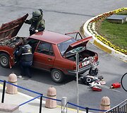 Tikrinamas susisprogdinti grasinusio vyro automobilis