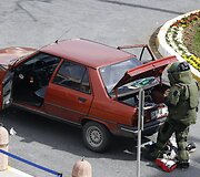 Tikrinamas susisprogdinti grasinusio vyro automobilis