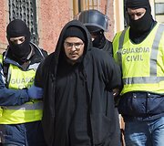 Policijos vedamas asmuo, įtariamas verbavimu į islamistų kovotojų grupuotes.