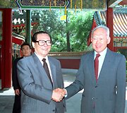 Kinijos prezidenas Jiangas Zeminas ir Lee Kuan Yew (1993 m.)