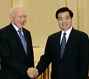Lee Kuan Yew ir Kinijos prezidentas Hu Jintao (2004 m.)
