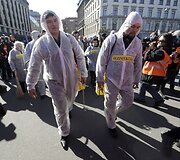 Protestuotojai eitynėse, skirtose pagerbti Antrojo pasaulinio karo Latvijos karius