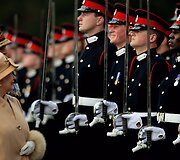 &Scaron;ypsosi Didžiosios Britanijos karalienė Elizabeth II ir princas Harry (2006 m.) 