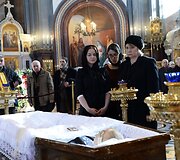 Valentino Rasputino žmona Olga Rasputina (de&scaron;inėje) su anūke Antonina (centre)