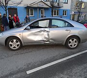 Automobilis &bdquo;Nissan Primera&ldquo; po avarijos Alytuje