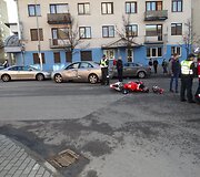 Mopedo &bdquo;Aprilia RS50&ldquo; ir automobilio &bdquo;Nissan Primera&ldquo; avarija Alytuje