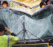 Pensilvanijoje mokyklinis autobusas įlėkė į namą.