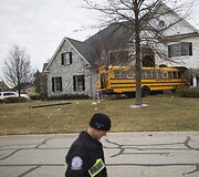 Pensilvanijoje mokyklinis autobusas įlėkė į namą.