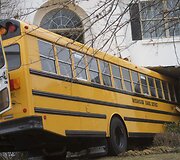 Pensilvanijoje mokyklinis autobusas įlėkė į namą.