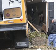 Pensilvanijoje mokyklinis autobusas įlėkė į namą.