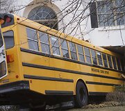 Pensilvanijoje mokyklinis autobusas įlėkė į namą.