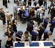 Klientai &bdquo;Apple&ldquo; parduotuvėje
