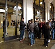 Klientai prie &bdquo;Apple&ldquo; parduotuvės Londone