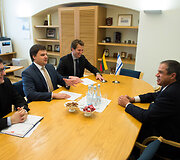 Izraelio ambasadorius Amiras Maimonas (de&scaron;inėje)