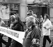 Jie vis dar dirba.
