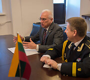 Kra&scaron;to apsaugos ministerijoje apsilankė Ukrainos ambasadorius Lietuvoje Valerijus Žovtenka
