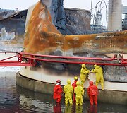 Sprogimo ir gaisro padariniai chemijos gamykloje, Kinijoje.
