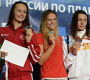 Julija Jefimova (centre)