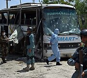 Kabule mirtininkas detonavo bombą prie vyriausybinio autobuso