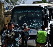 Kabule mirtininkas detonavo bombą prie vyriausybinio autobuso