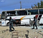 Kabule mirtininkas detonavo bombą prie vyriausybinio autobuso