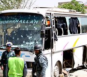 Kabule mirtininkas detonavo bombą prie vyriausybinio autobuso