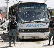 Kabule mirtininkas detonavo bombą prie vyriausybinio autobuso