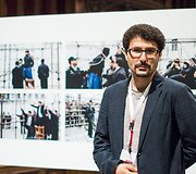 Arashas Khamooshi, &bdquo;Nenumatytų naujienų&ldquo; nuotraukų serijos III vietos laimėtojas, greta savo fotoistorijos, De Nieuwe Kerk bažnyčioje.