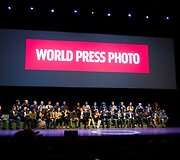 &bdquo;World Press Photo 2015&ldquo; laimėtojai ant scenos prie&scaron; atsiimant apdovanojimus.