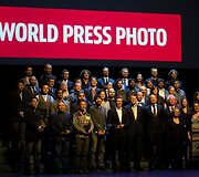 &bdquo;World Press Photo 2015&ldquo; laimėtojai pozuoja bendrai nuotraukai.