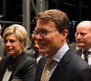 Nyderlandų princas Constantijn ir jo žmona princesė Laurentien, &bdquo;World Press Photo&ldquo; generalinis direktorius Lars Boering (de&scaron;inėje). Apdovanojimų &scaron;ventės akimirka. 