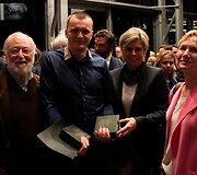 I&scaron; kairės: &bdquo;Corbis&ldquo; fotografas Horacio Villalobos, konkurso &bdquo;Pagrindinių naujienų&ldquo; temos I vietos laimėtojas fotožurnalistas Sergey Ilnitsky, Nyderlandų princo Constantijno žmona princesė Laurentien, Maria Mann &ndash; &bdquo;European Pressphoto Agency&ldquo; tarptautinių santykių direktorė.