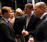 Nugalėtojų sveikinimas. I&scaron; kairės: fotografas Sergejus Ponomarevas, Nyderlandų princas Constantijnas, &bdquo;World Press Photo&ldquo; generalinis direktorius Larsas Boeringas.