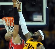 Taj Gibsonas ir LeBronas Jamesas