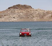 Automobilis amfibija nusekusiame Mido ežere, Nevadoje.