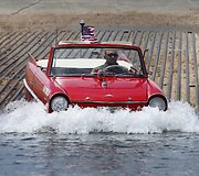 Automobilis amfibija nusekusiame Mido ežere, Nevadoje.
