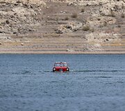 Automobilis amfibija nusekusiame Mido ežere, Nevadoje.