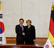 Pietų Korėjos prezidentas Lee Myung-bakas ir Vokietijos Kanclerė Angela Merkel
