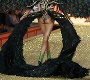 Modeliai demonstruoja naują kolekciją