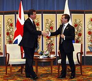 D. Britanijos ministras pirmininkas Davidas Cameronas (de&scaron;inėje) ir  Rusijos prezidentas Dmitrijus Medvedevas