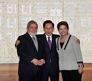 Pietu Korėjos prezidentas su Brazilijos prezidentu ir i&scaron;rinktąja prezidente Dilma Rousseff