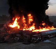 Gaisrininkai gesina degančius benzinvežius